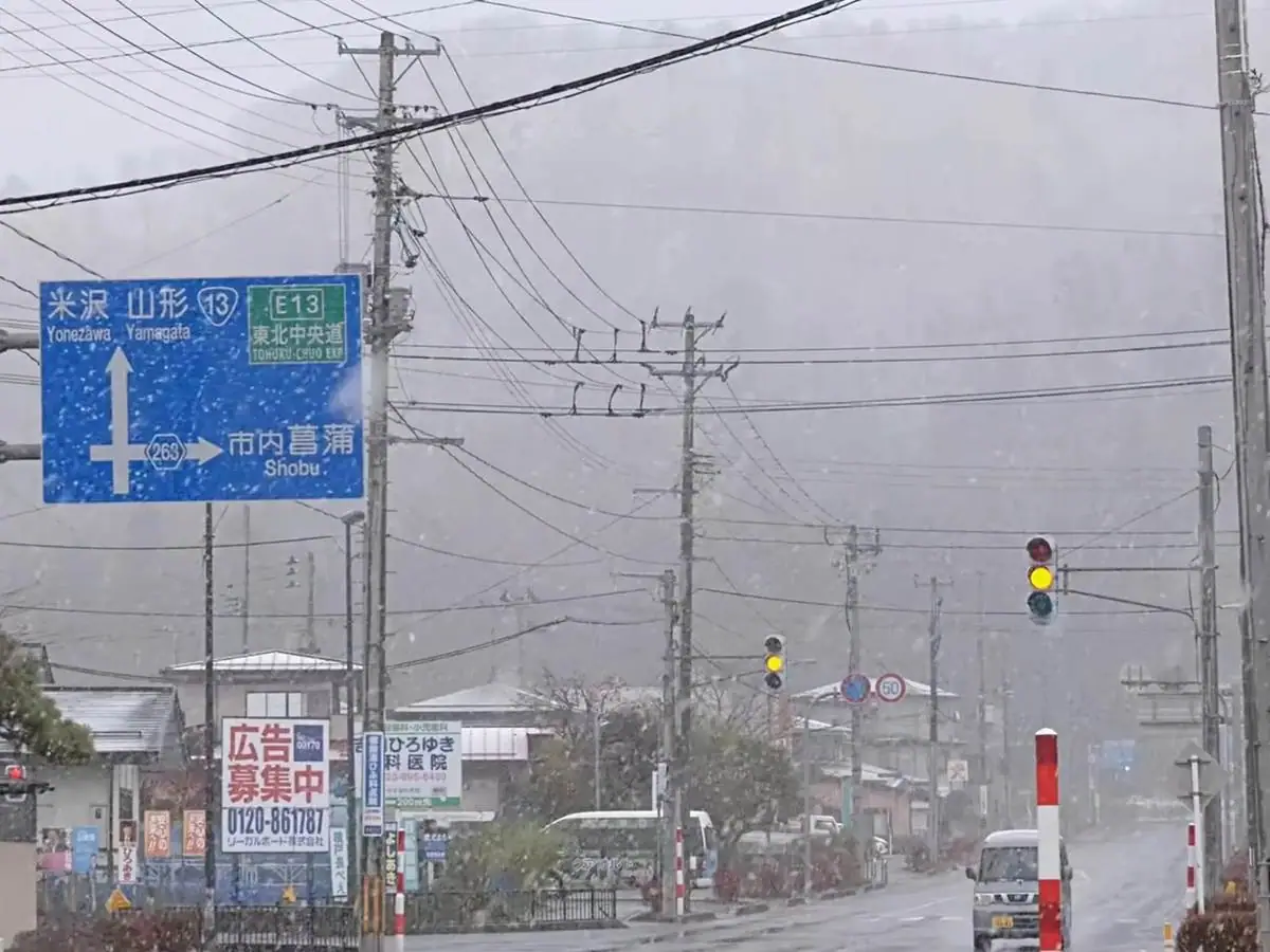 初降雪を観測した上山市 = 2021年12月2日 金生