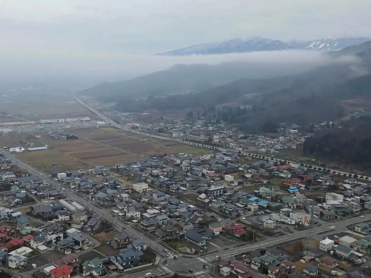 住宅地と雲海かかる蔵王連峰 = 2021年12月24日 須川上空