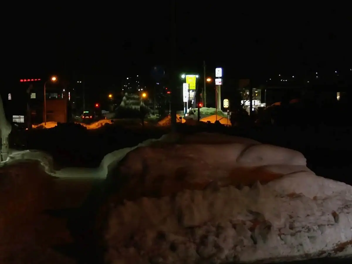 【夜なのに明るい上山市内】雪国ならではの。