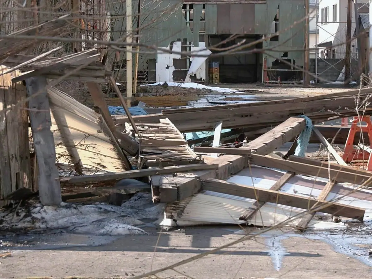 地震の影響 廃工場の一部が倒壊する - 上山市 大泉工業