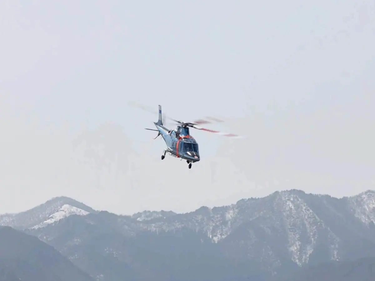 離陸する県警ヘリ = 2022年4月7日 須川河川敷