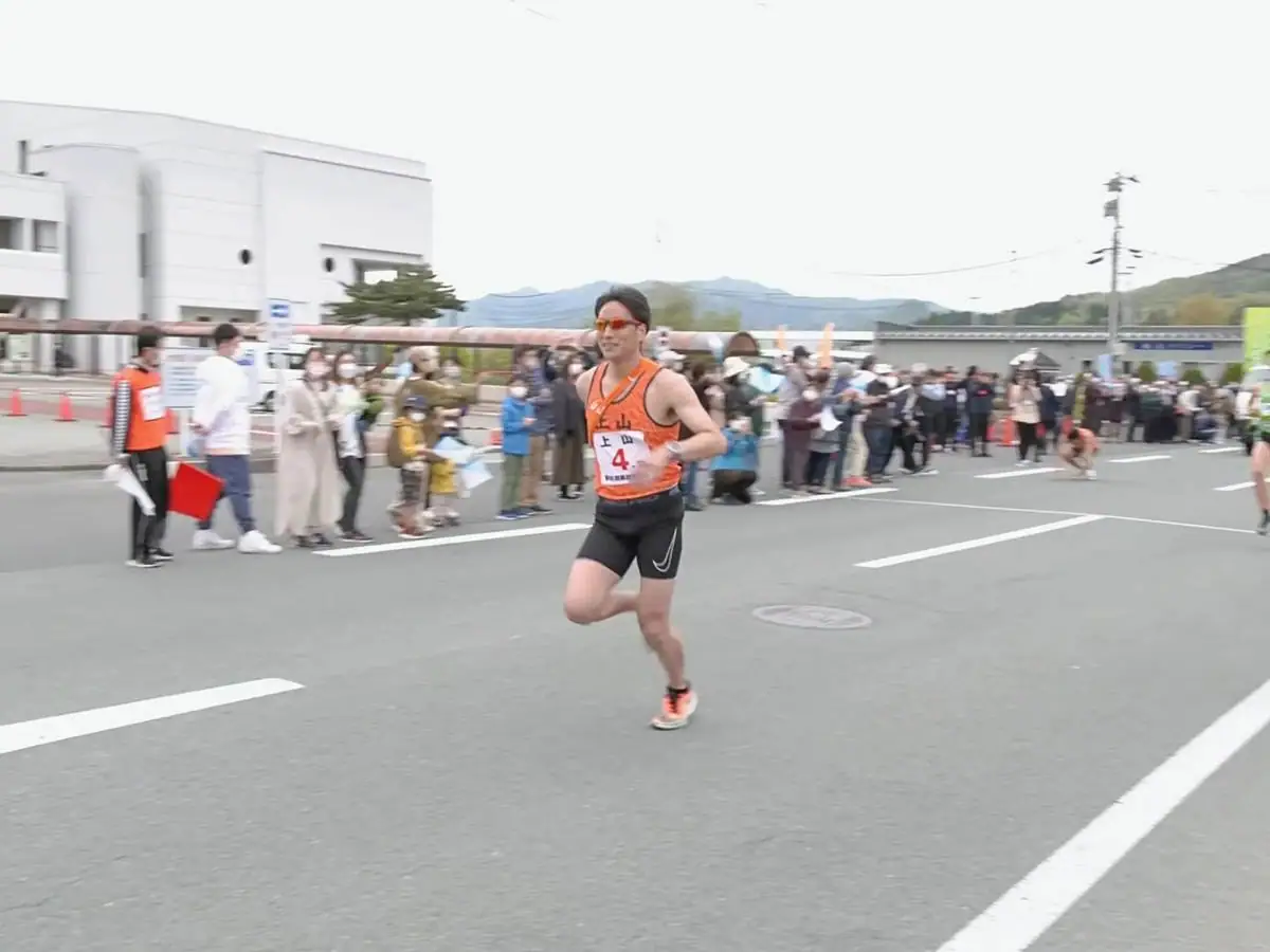 上山チーム「櫻井 豊」選手。軽快な走りで上山市役所前を後にした。