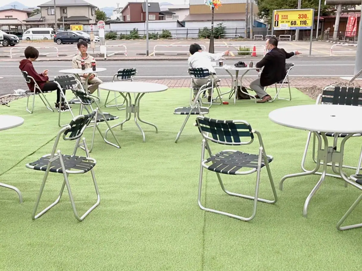 駅前通りの空き地に並べられた椅子やテーブル = 2022年10月13日 JAやまがた上山支店跡地