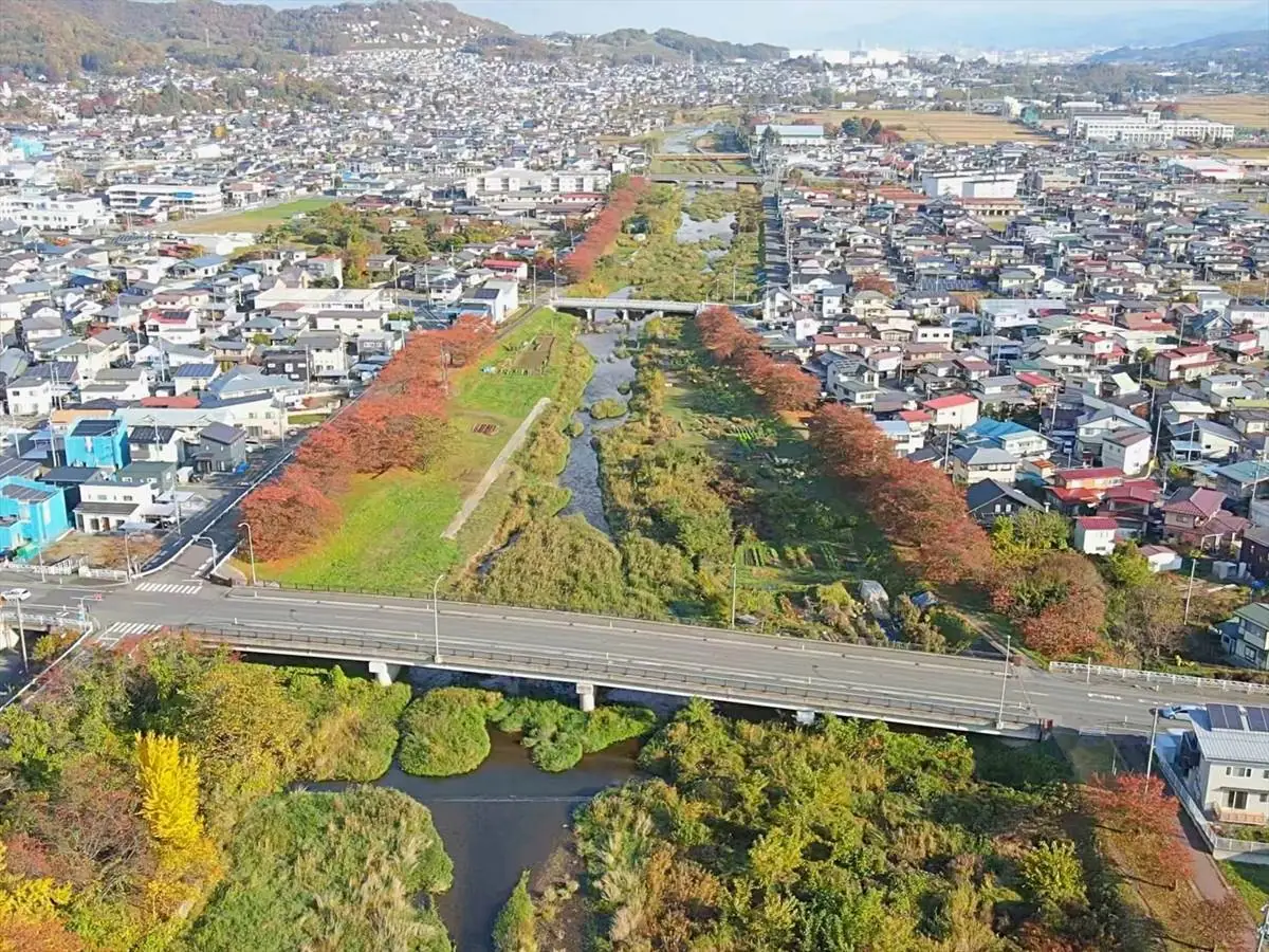 ドローンから撮影した須川沿いの様子 = 2022年11月5日 須川上空