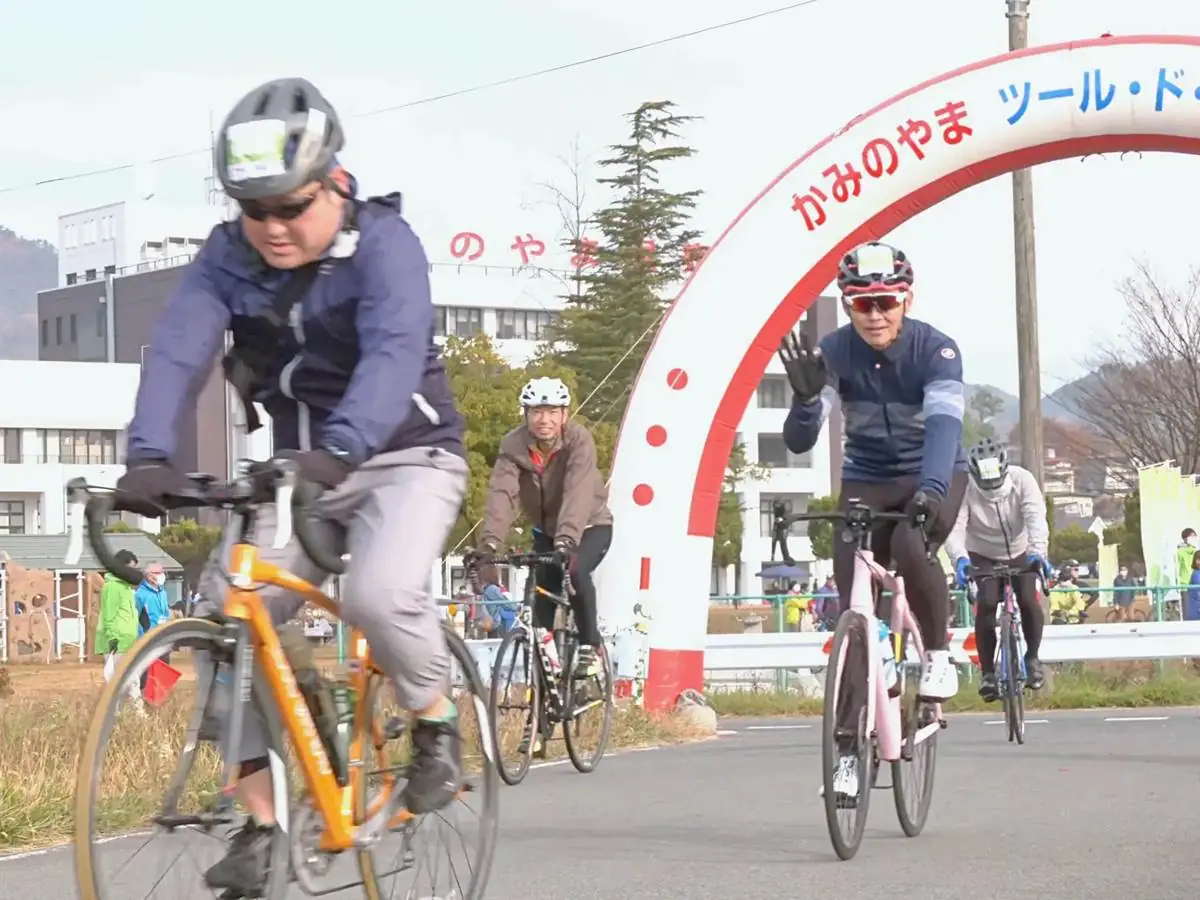 参加者がスタートする様子 = 2022年11月13日 市民公園前