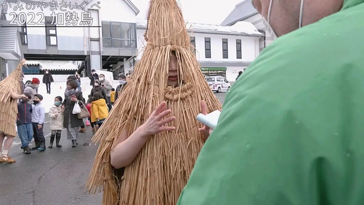 中の人になった女性 = 2022年2月11日 かみのやま温泉駅前