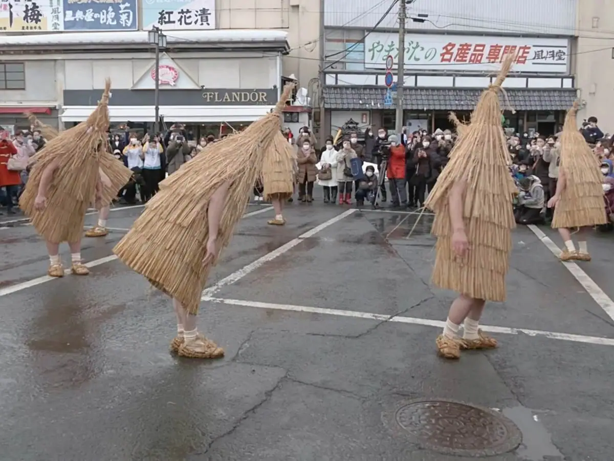 演舞の様子と見物客 = 2022年2月11日 かみのやま温泉駅前