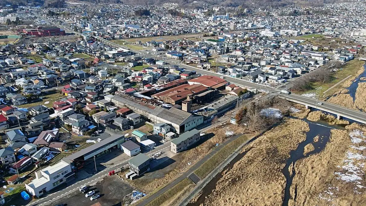 住宅地の中にある廃工場 = 2023年1月19日 須川上空