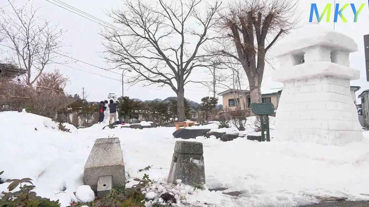 人と同じくらいの高さの雪灯籠 = 八日町ポケットパーク1号 2023年2月4日