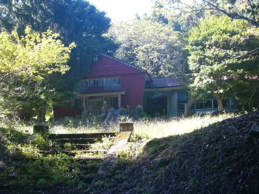 左側が体育館、右側には昇降口を挟み教室など = 2021年9月20日 旧西郷第二小学校竜沢分校