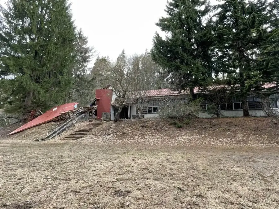 体育館部分が崩れている = 2022年4月16日 旧西郷第二小学校竜沢分校