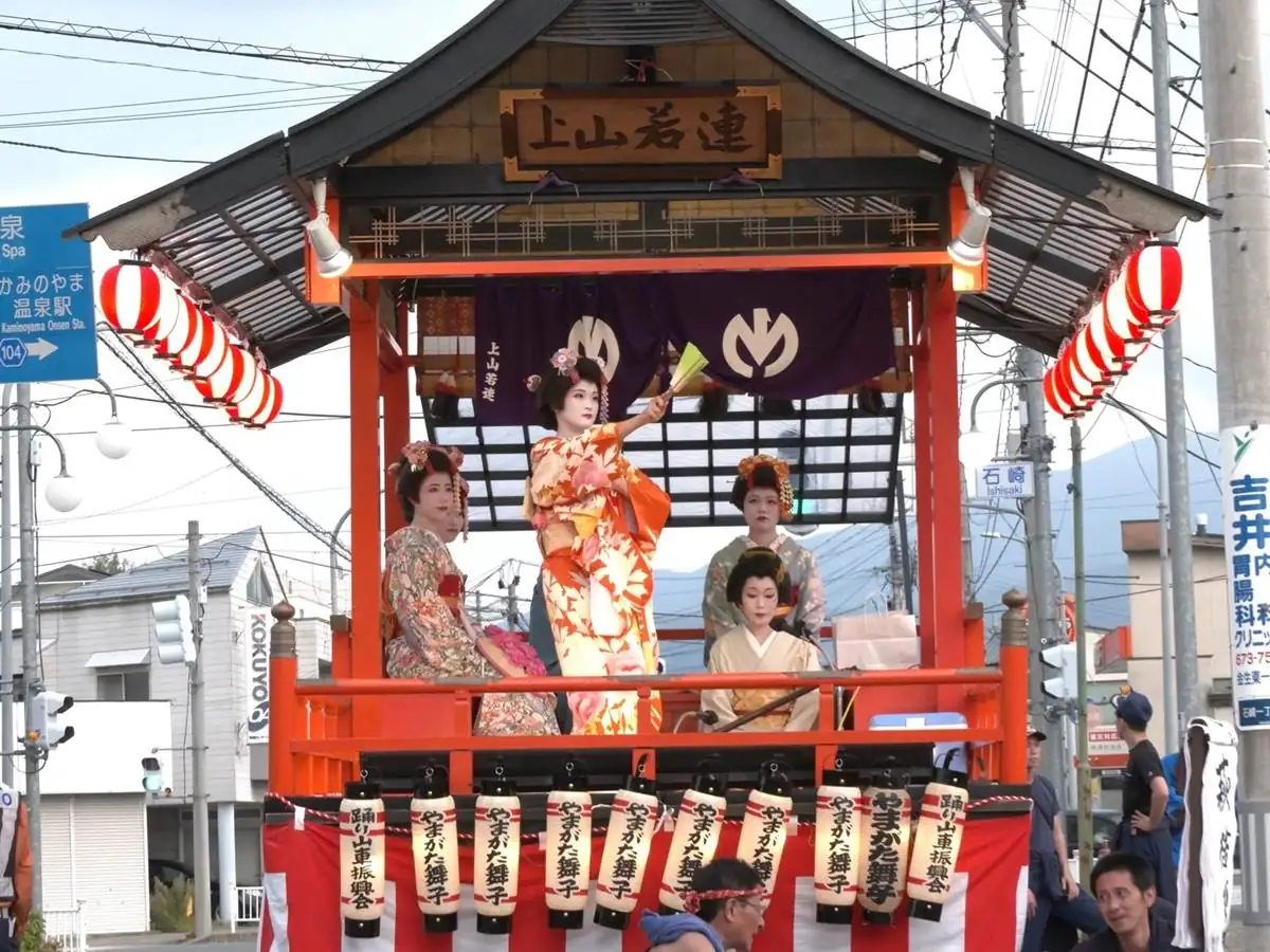 「やまがた舞子」が山車の上で披露する舞踊 = 2023年9月17日 石崎A-1前