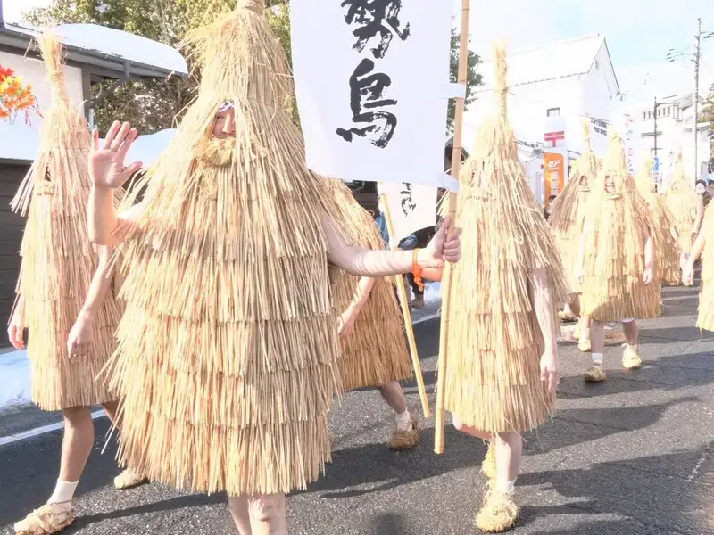 市内を練り歩く様子 = 2023年2月11日 上山十日町郵便局前