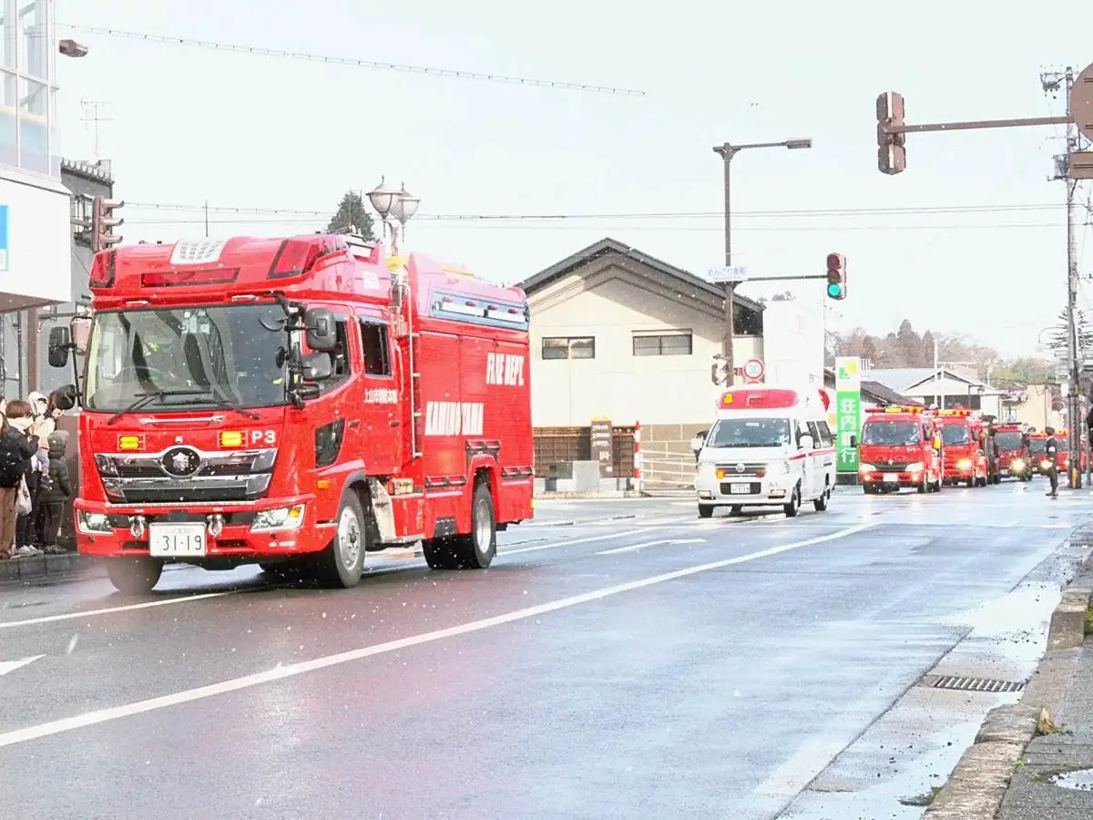 今日の出初式に参加した車両隊 = 2024年1月7日 二日町プラザ前