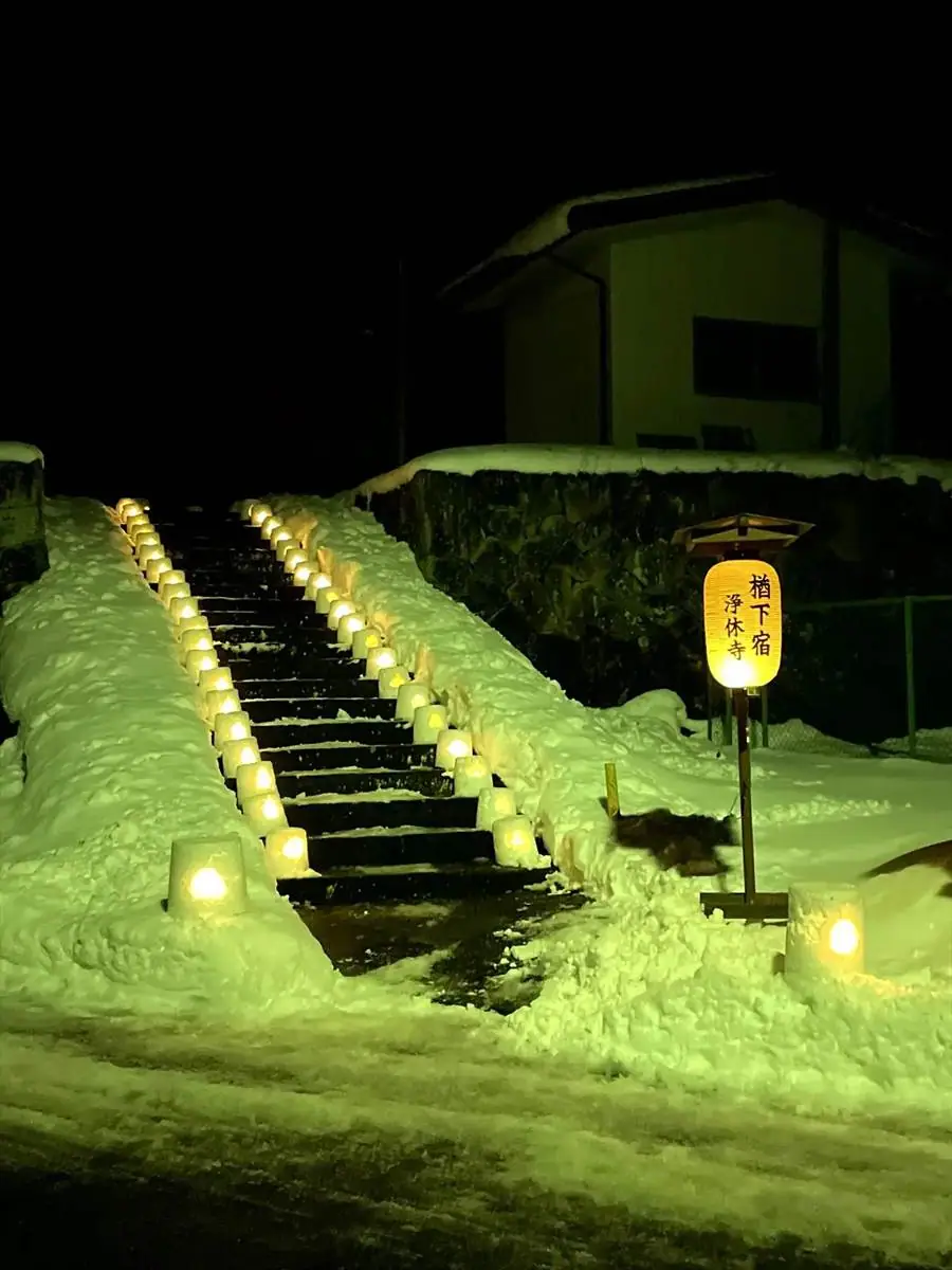 石段に並ぶキャンドル = 2024年1月27日 浄休寺前