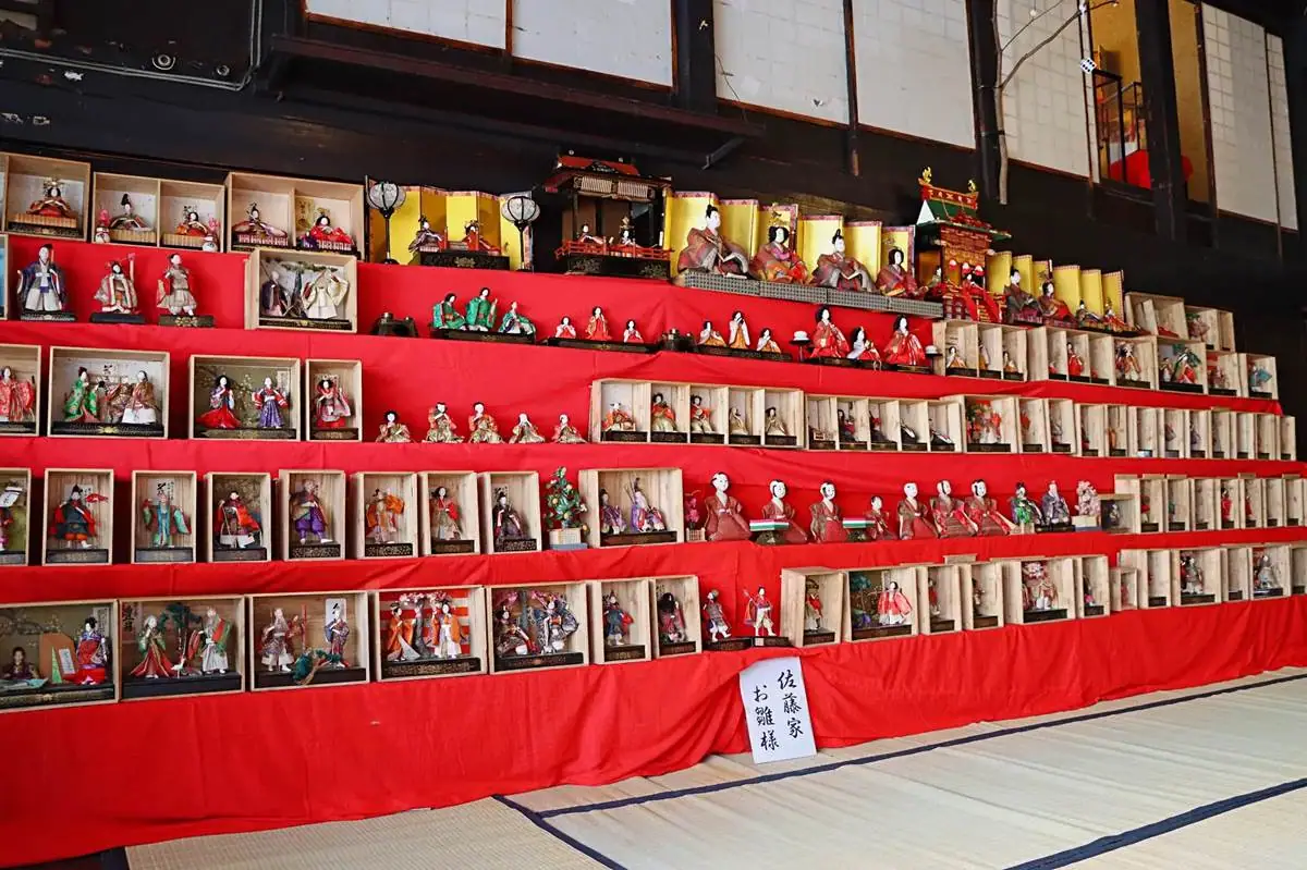 楢下の古民家で、地元に伝わる約300体の雛人形が展示される 桐箱に収められた特徴ある人形、来月まで開催