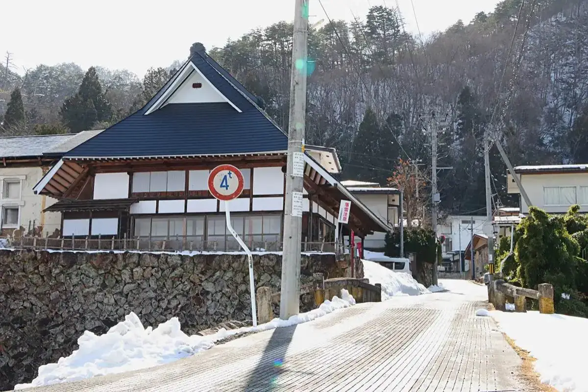 坂の途中にある山田屋 = 2024年3月9日 楢下