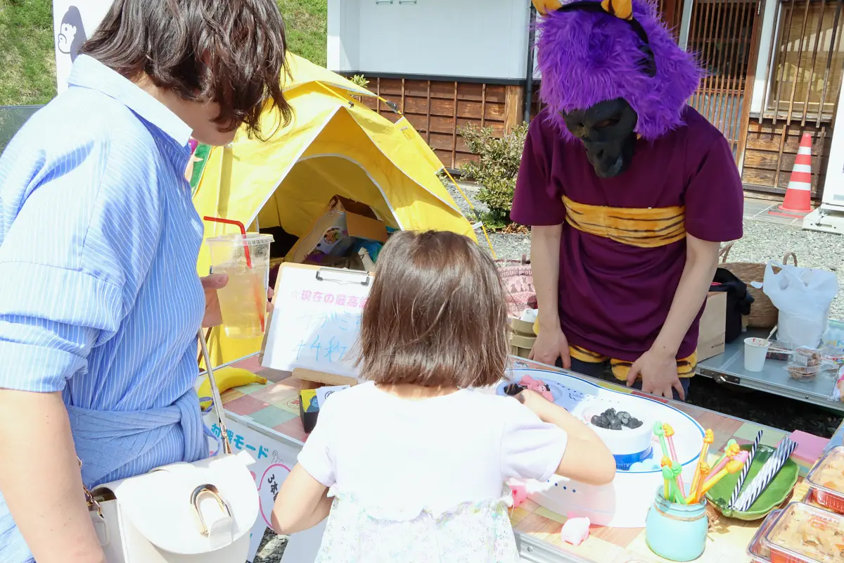 ゲームをして楽しむ子連れ = 2024年4月7日 上山城正門前