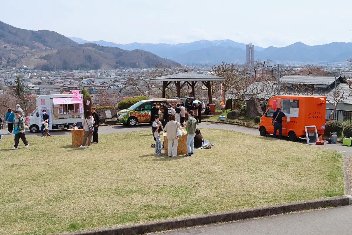 公園内に乗り入れたキッチンカー = 2024年4月7日 月岡公園