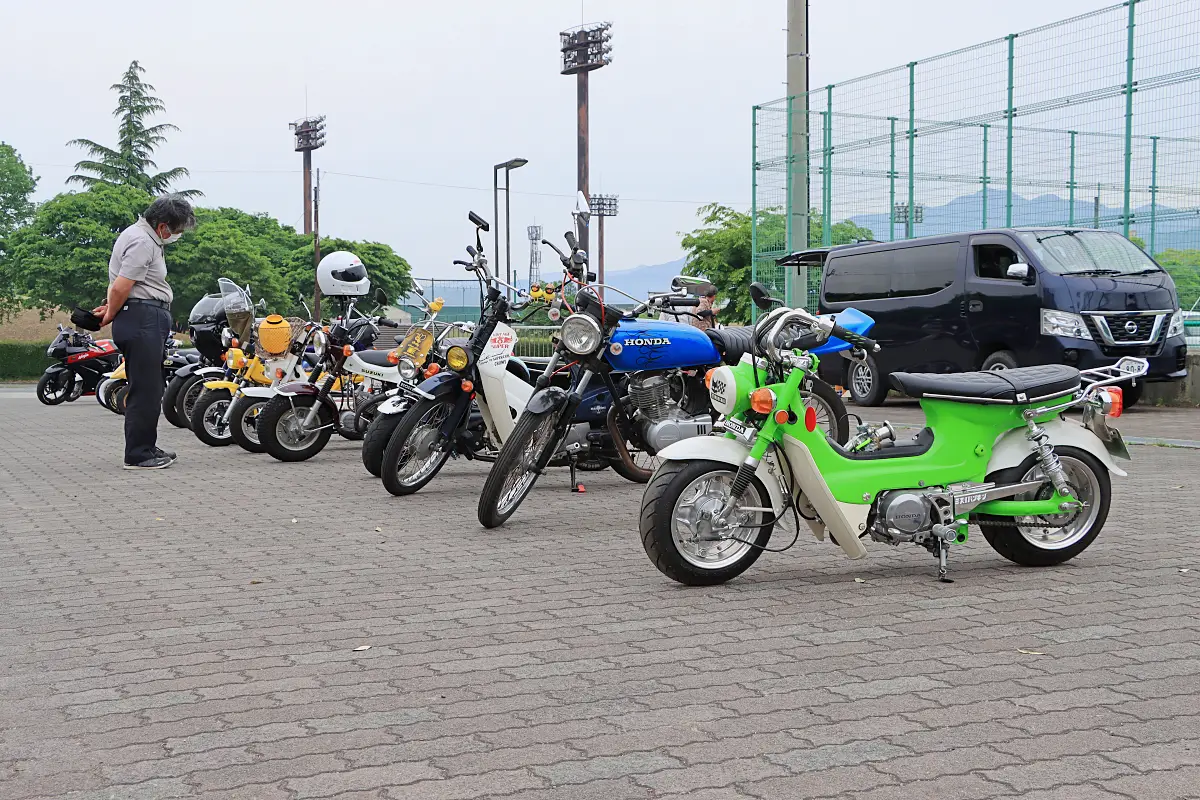 バイク好き集う「ゼロハン交流会」自慢のバイク並び、工具や骨董品などフリマ同時開催！