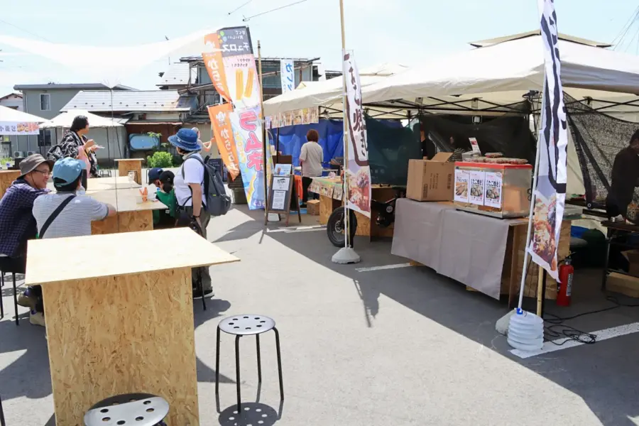 出店者と飲食や休憩用のテーブル - 2024年5月11日 トキワ館跡地