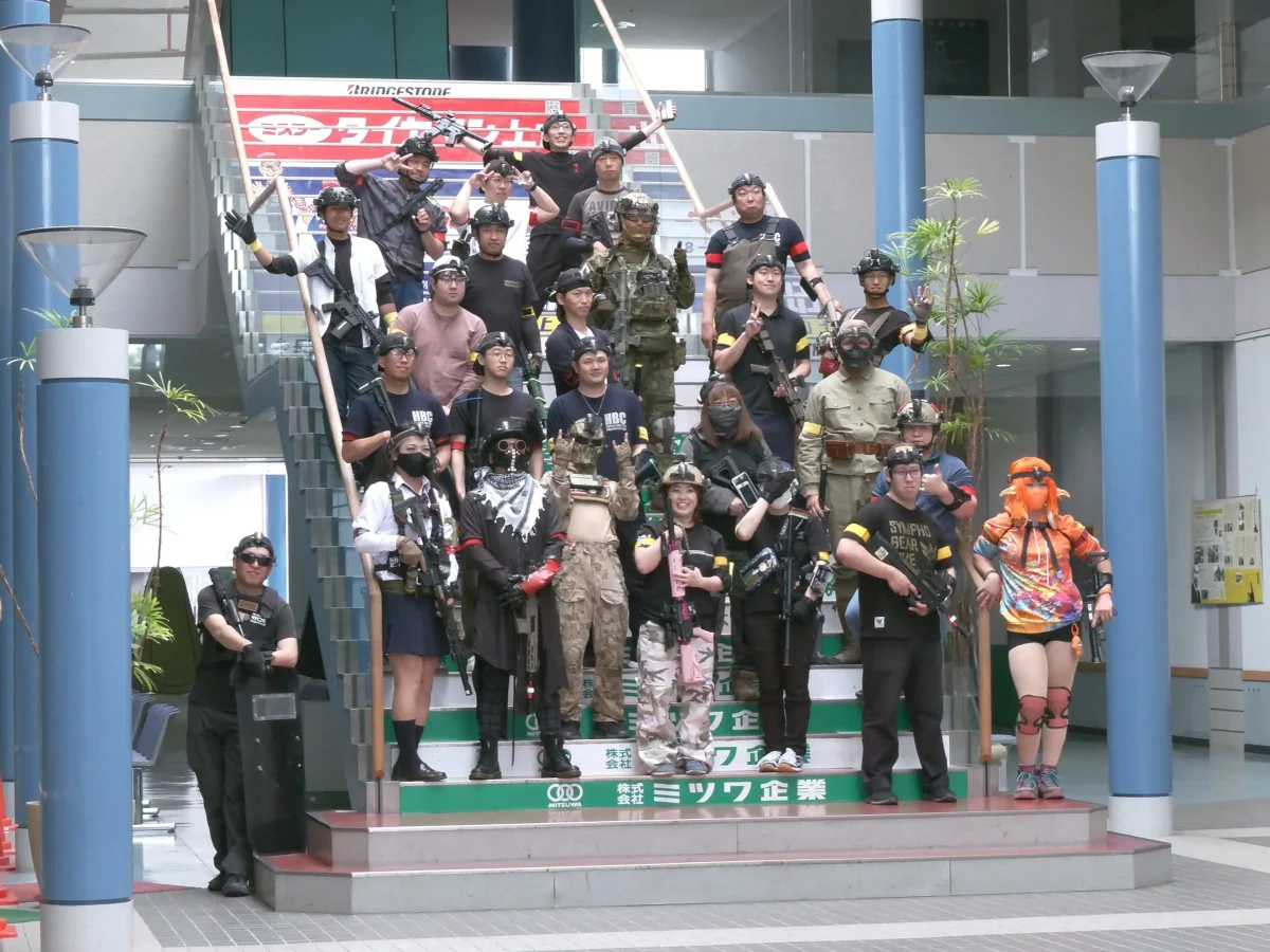 施設貸切のサバゲーに参加した人たち = 2024年5月12日 三友エンジニア体育文化センター