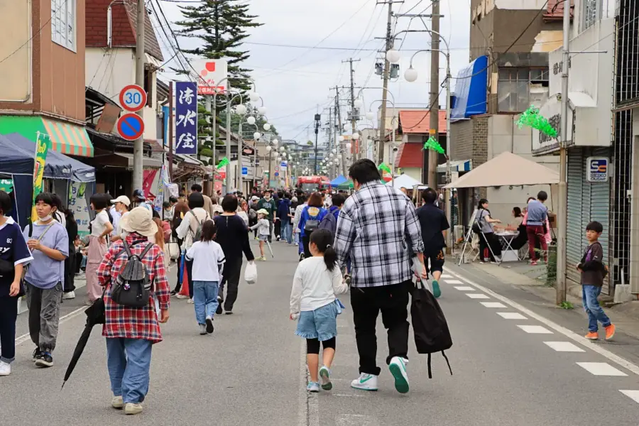 歩行者天国の商店街 = 2024年6月2日 十日町通り
