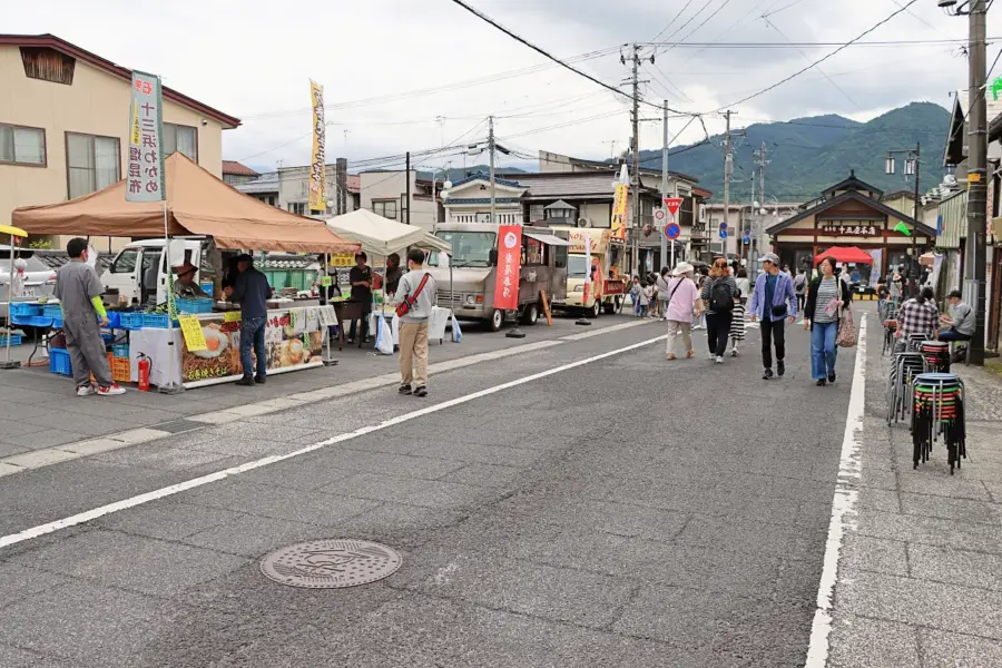 会場に並ぶキッチンカー = 2024年6月2日 十日町通り