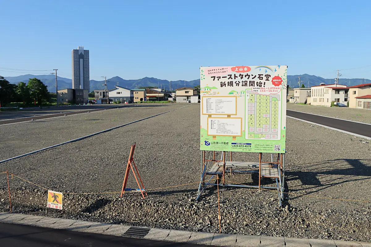 大きな案内板が設置された現地 = 2024年8月2日 石堂