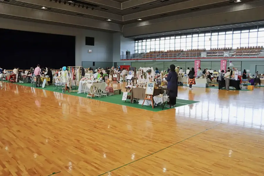 最終日にアリーナで開催されたマルシェ = 2024年10月27日 三友エンジニア体育文化センター