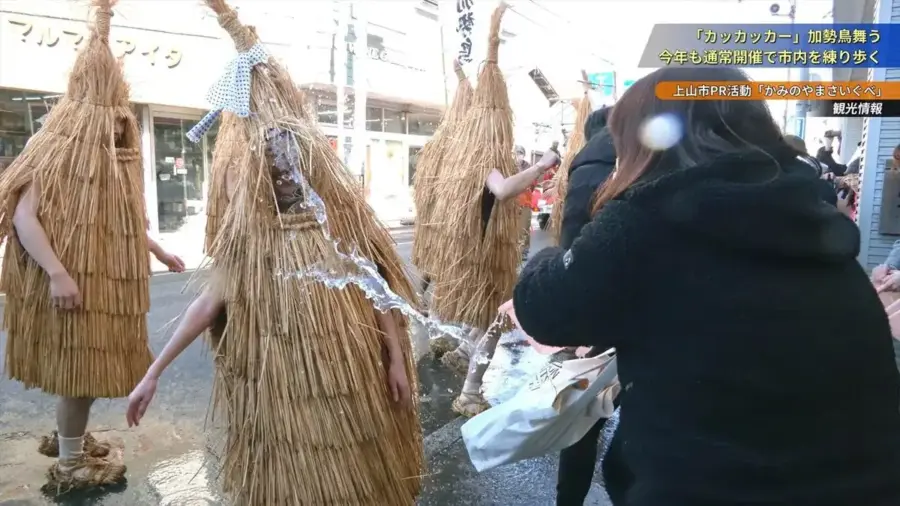 水をかけられる様子 = 2024年2月11日 十日町通り