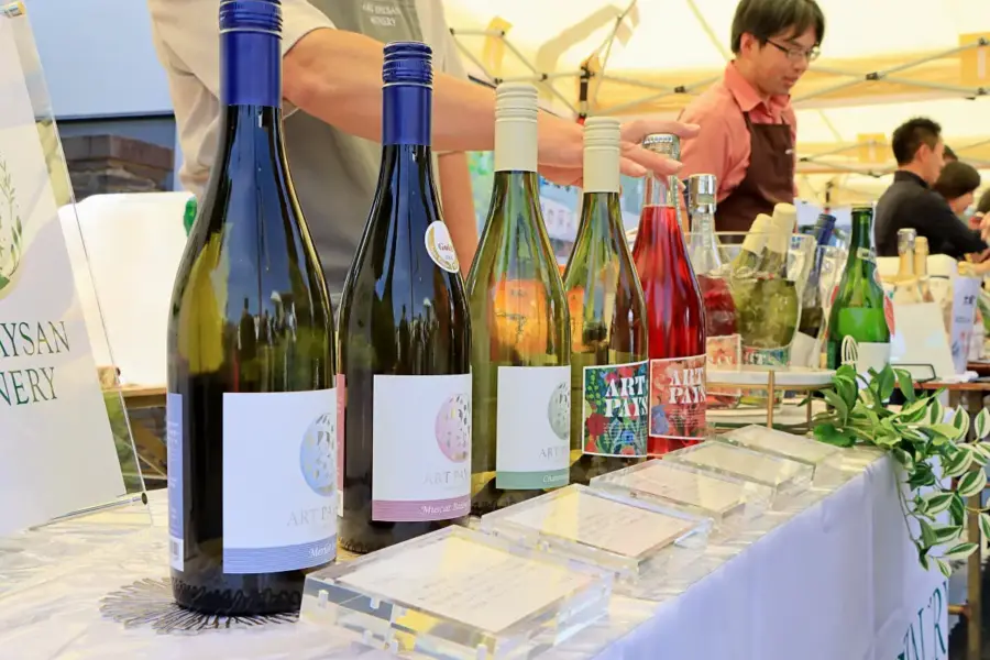 会場に並ぶワイン = 2024年5月11日 山形ワインバル(元城内)