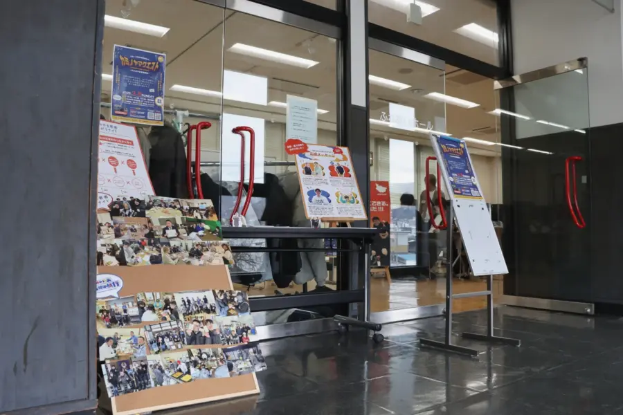 会場入口の様子 = 2025年3月9日 アビヤント・K