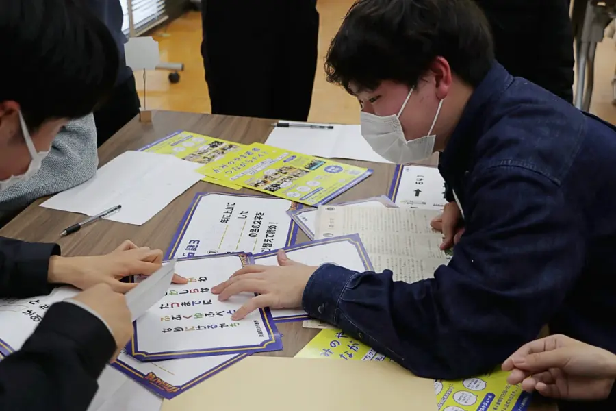 ワイワイ話しながら謎解きする参加者ら(2) = 2025年3月9日 アビヤント・K