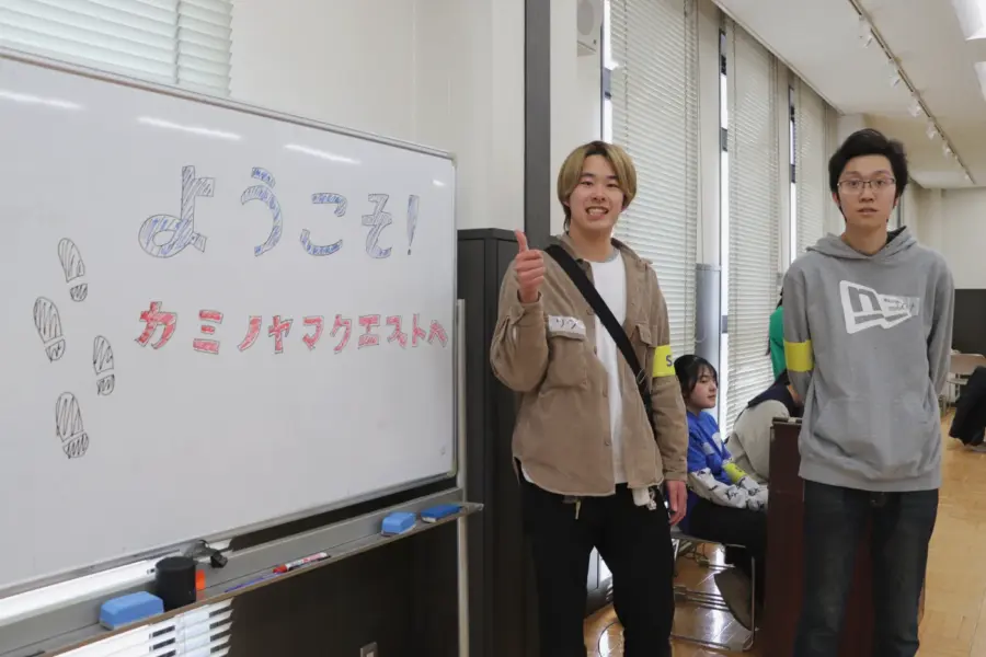 写真中央に「つながらナイト」主催の渡部大陸さん = 2025年3月9日 アビヤント・K