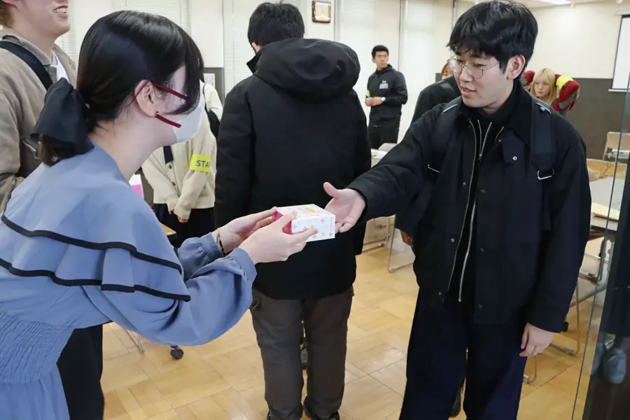 参加者の皆さんに「リップルパイ」を手渡す様子 = 2025年3月9日 アビヤント・K