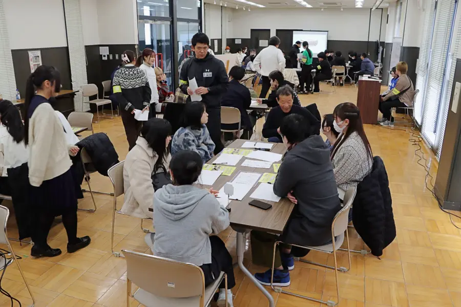 各グループで謎解きに取り組む様子 = 2025年3月9日 アビヤント・K