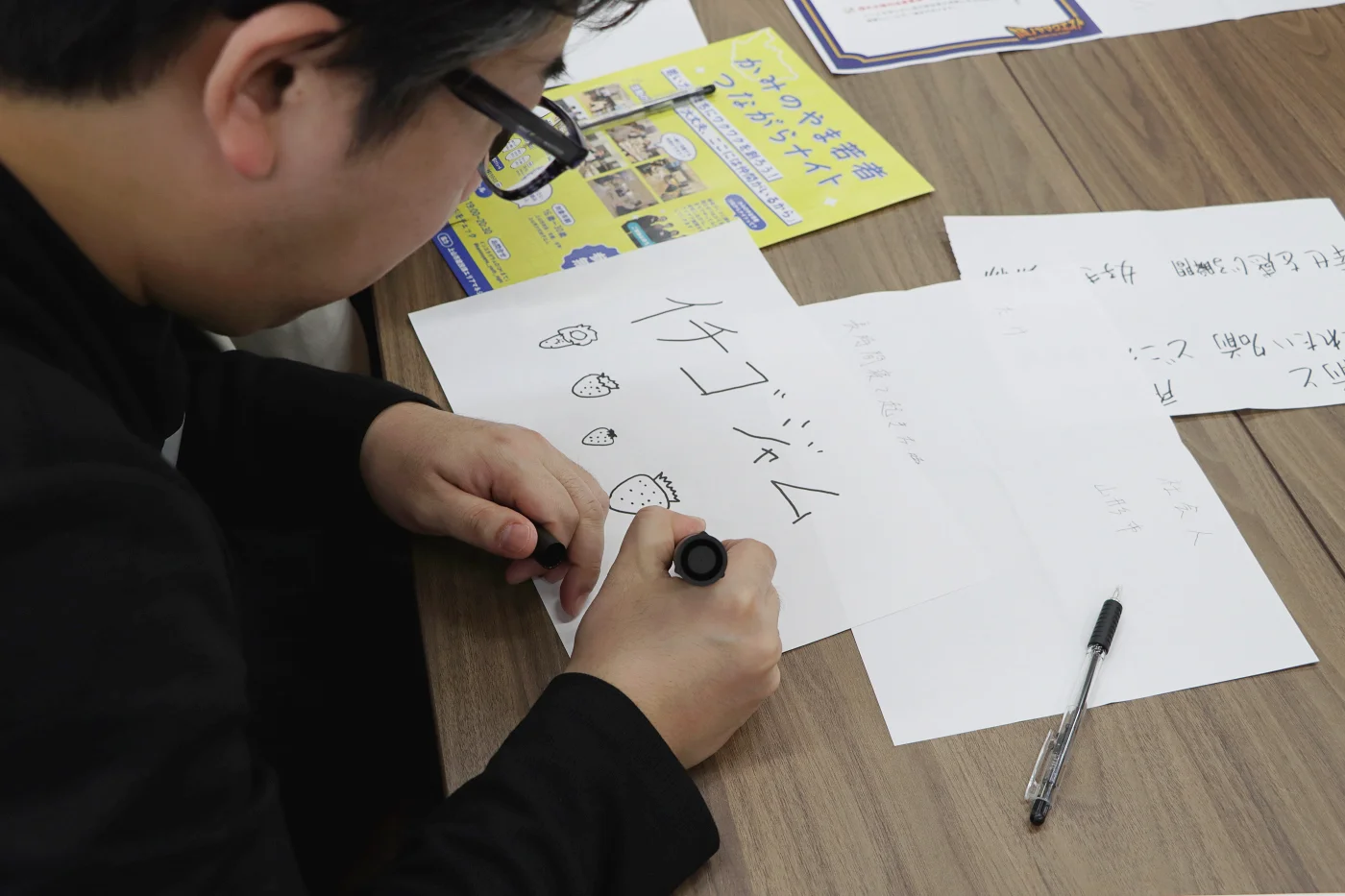 それぞれのグループ名(パーティー名)を決める様子 = 2025年3月9日 アビヤント・K