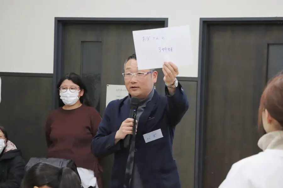 決まったパーティー名を発表する参加者 = 2025年3月9日 アビヤント・K