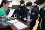 「とりとiマークがある場所」を探す参加者ら = 2025年3月9日 アビヤント・K