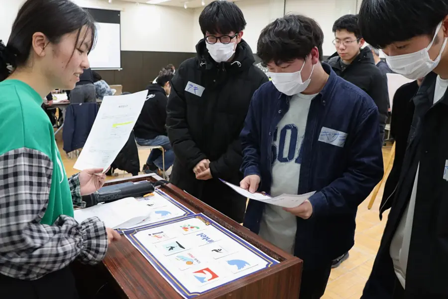 「とりとiマークがある場所」を探す参加者ら = 2025年3月9日 アビヤント・K