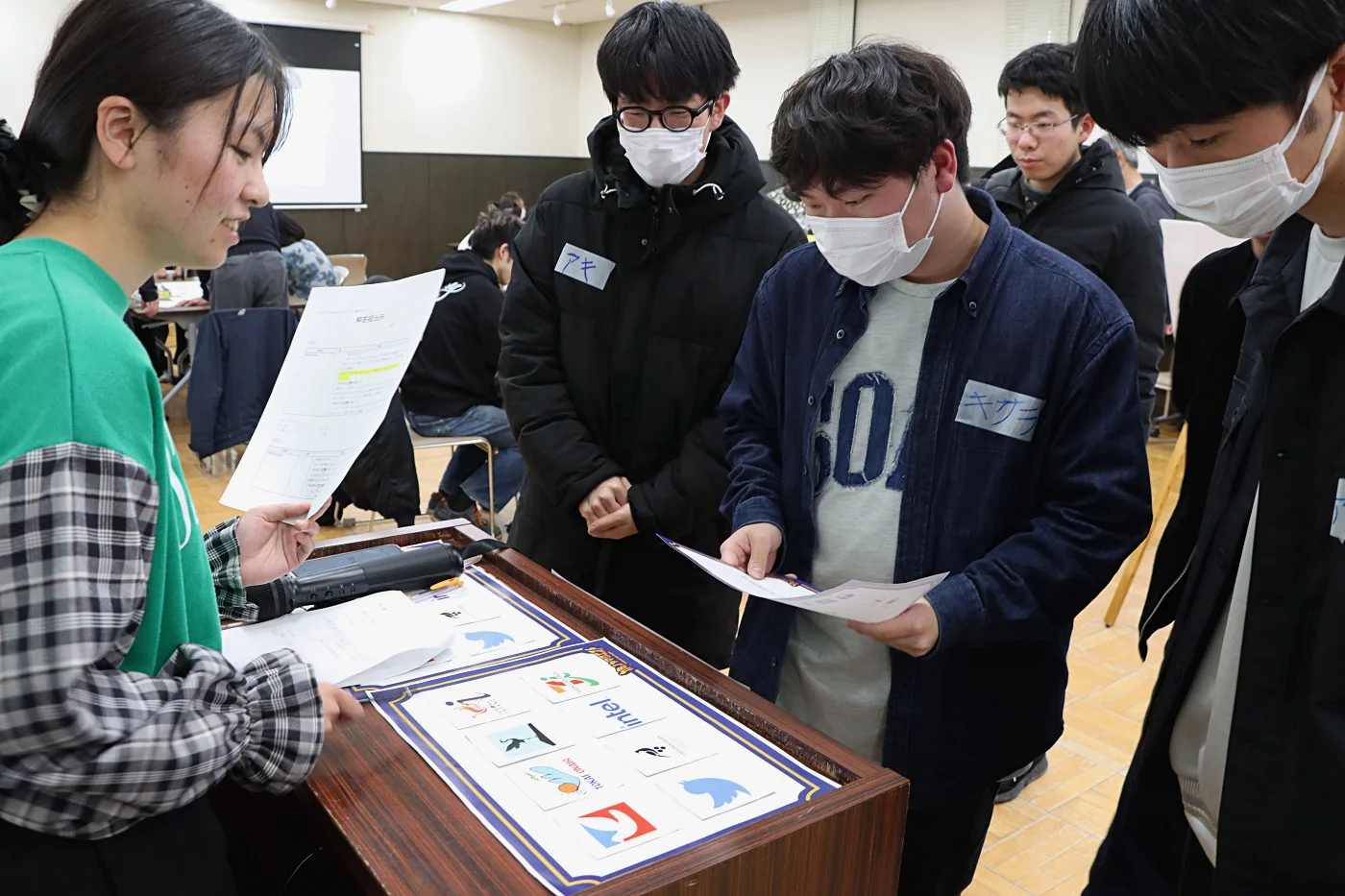 「とりとiマークがある場所」を探す参加者ら = 2025年3月9日 アビヤント・K