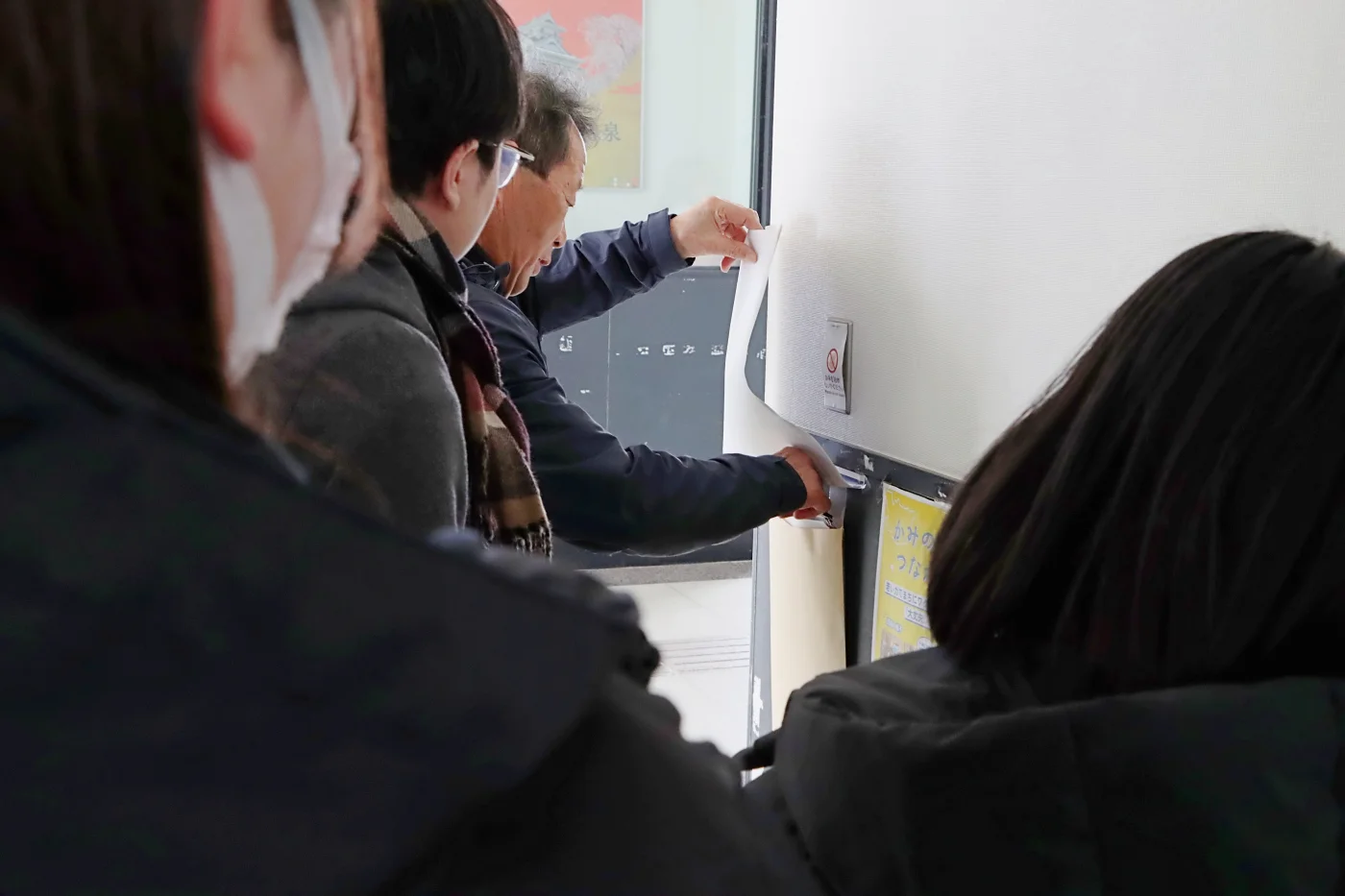 駅構内で手がかり見っけ！(1) = 2025年3月9日 アビヤント・K