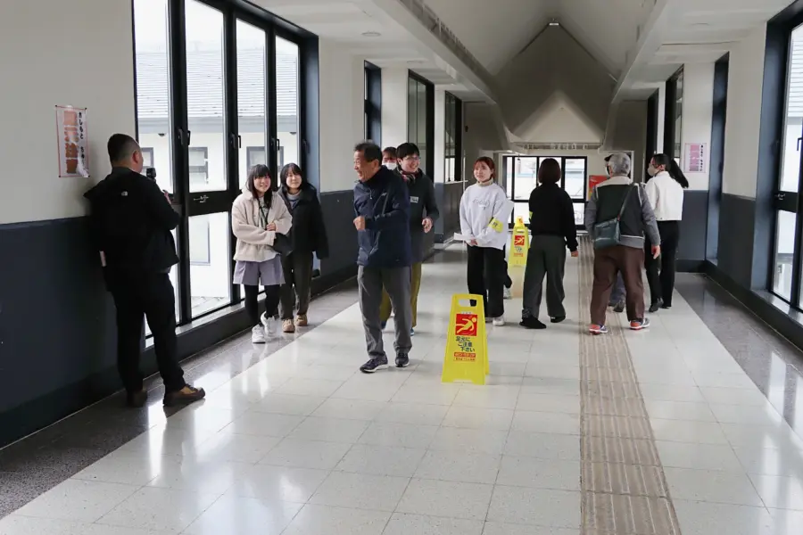 駅構内で手がかり見っけ!(2) = 2025年3月9日 アビヤント・K