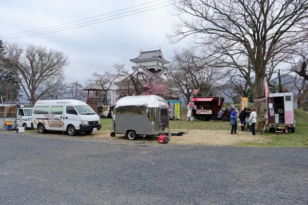 「お城とツーショット」上山市でコスプレイベントとマルシェ開催 桜咲き始めキッチンカーも出店