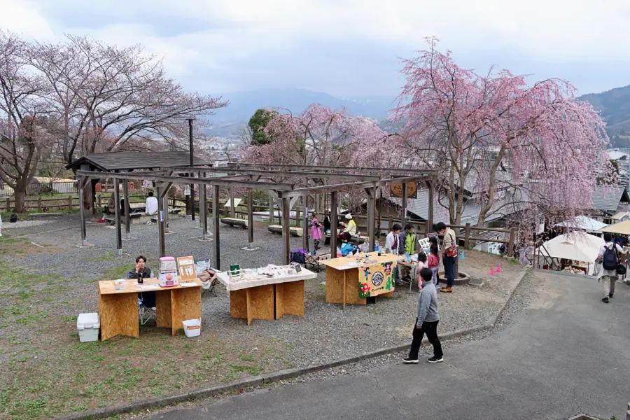 足湯前では街んぐガチャや子供用の遊びブースも設けられた = 2025年4月12日 月岡公園