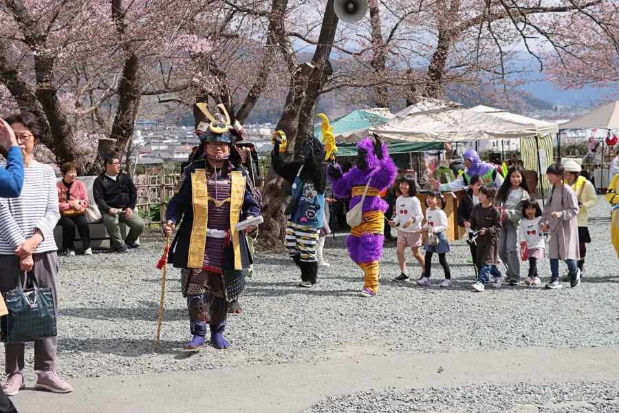 市内のイベントを盛り上げるチンドン屋 = 2025年4月12日 上山城前