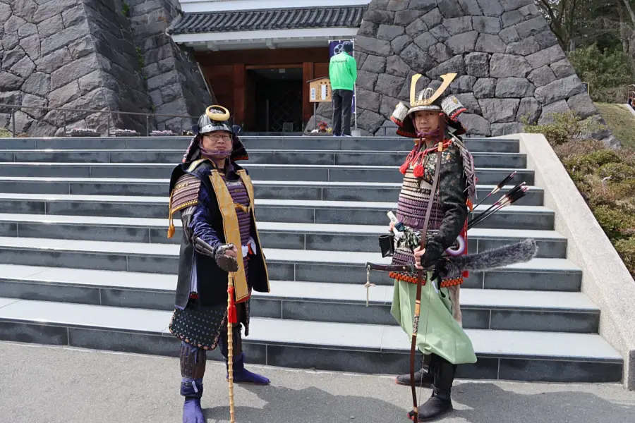 羽州上山城武将隊の皆さん = 2025年4月12日 上山城前