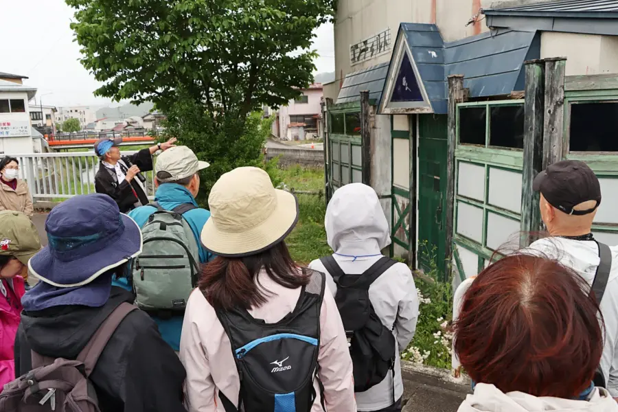 コンチェルト館の説明をする講師の熊坂さん = 2025年5月31日 二日町