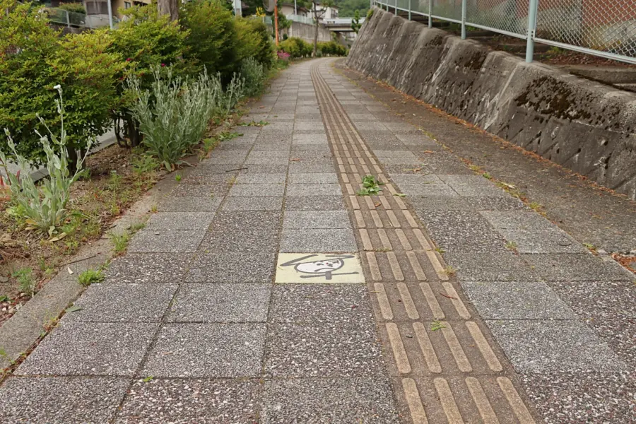 歩道で「へのへのもじ」みっけ! = 2025年5月31日 松山